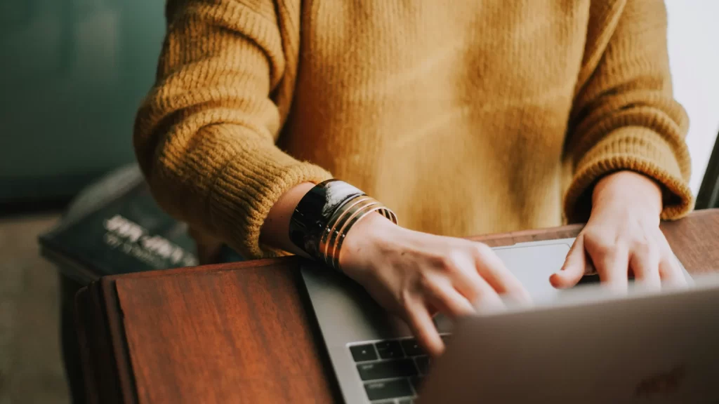 パソコンを触る人